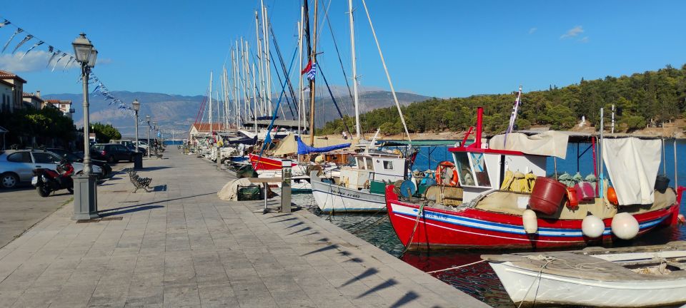 Περπάτημα στον παραλιακό δρόμο του Γαλαξιδίου