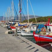 Περπάτημα στον παραλιακό δρόμο του Γαλαξιδίου