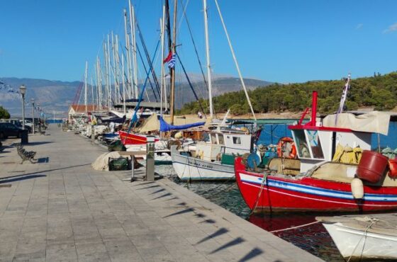 Περπάτημα στον παραλιακό δρόμο του Γαλαξιδίου